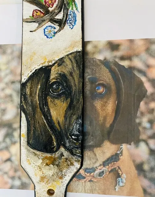 Lederhalsband mit dem Portrait eines Jagdhundes, dazu gemalte Schmetterlinge