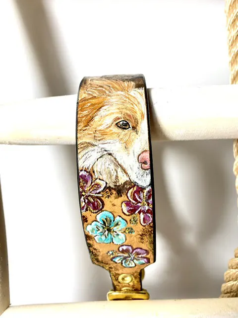 Halsband mit braunem Hundeportrait, bunten Blüten und goldenen Beschlägen