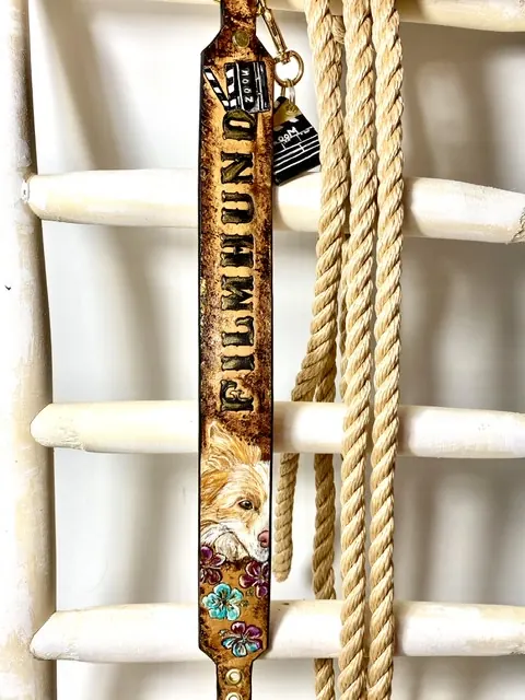Dunkles Halsband mit aufgemaltem Namenszug und Blüten