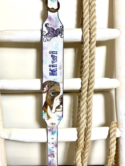 Helles Halsband mit Namenszug, Schmetterling und Hundeportrait