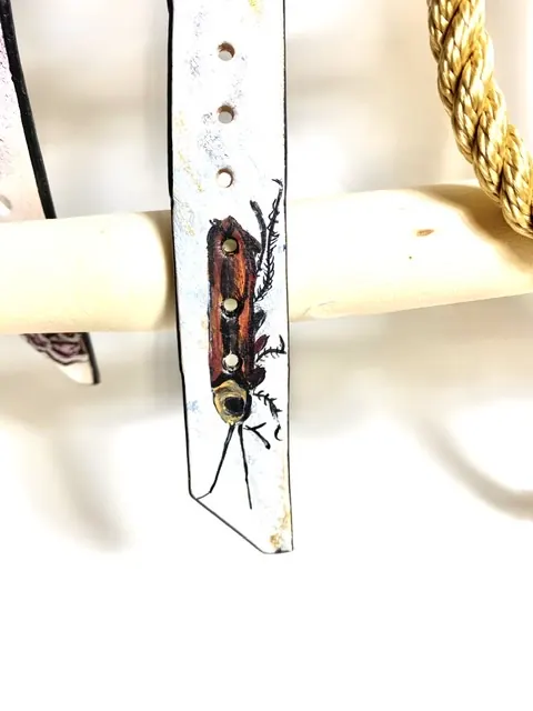 Schmales helles Halsband mit kleinem gemaltem Motiv