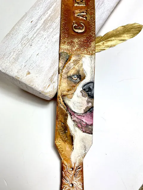 Langes Lederhalsband mit dem Portrait eines braun-weißen Hundes