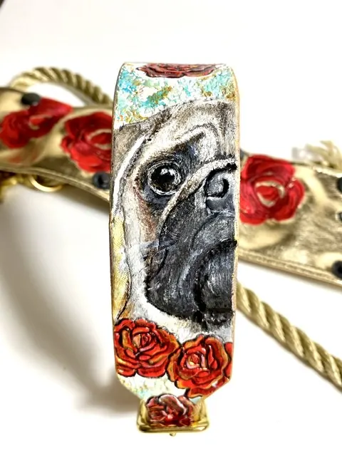 Halsband mit Mopsportrait und roten Rosen, daneben ein Tauseil