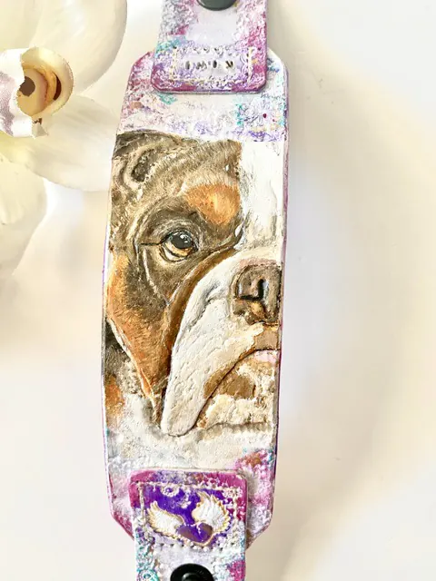 Halsband mit dem Portrait eines braunen Hundes und zarten rosa Blüten