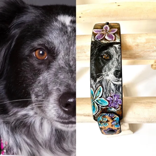 Punziertes Lederhalsband mit gemalten Blüten neben dem Portrait des Hundes