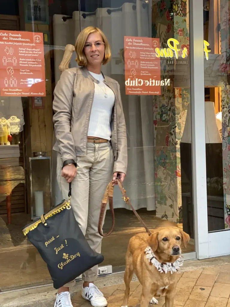 Frau mit Golden Retriever und GlamDog Stofftasche vor einem Schaufenster