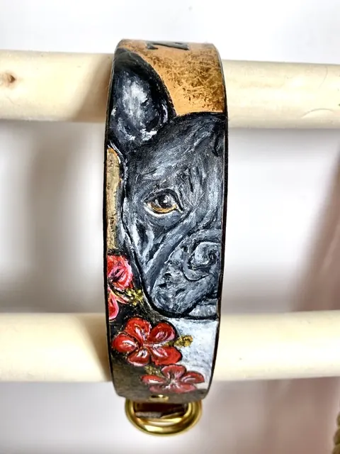 Handbemaltes Lederhalsband mit dem Portrait eines schwarzen Hundes und roten Blüten
