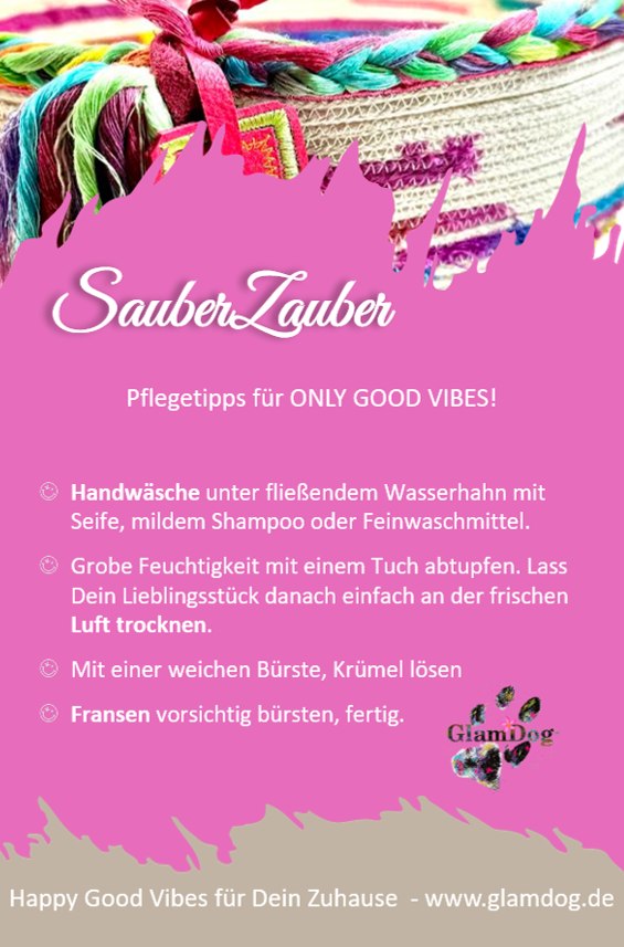 Poster SauberZauber mit Fransen- und Perlenfoto. Es nennt dieselben vier Pflegetipps, die im Beitrag als Liste stehen: Handwäsche, abtupfen und lufttrocknen, Krümel ausbürsten, Fransen bürsten.